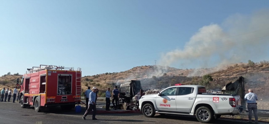 Siirt'te hurma yüklü tırda çıkan ve örtülük alana sıçrayan yangın söndürüldü