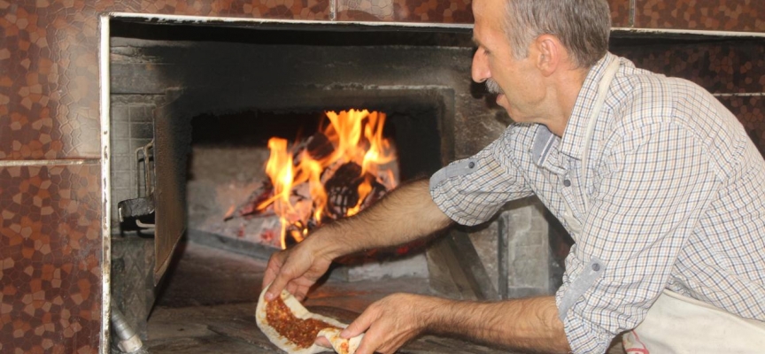 320 derece fırın ateşinin karşısında ekmek mücadelesi