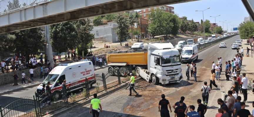 Diyarbakır’da üst geçidi kullanmayan yayalar, kazaya neden oldu: 5 yaralı