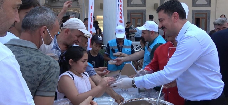 Kırıkkale'de vatandaşlara aşure ikram edildi