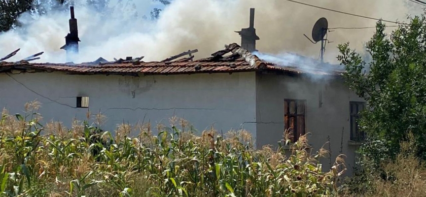 Tekirdağ'da yanan tek katlı ev küle döndü