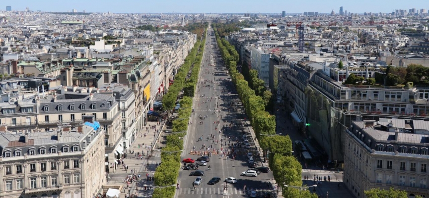 Paris'in her ayın ilk pazarı trafiğe kapatılan alanları yürüyüşseverleri memnun etti