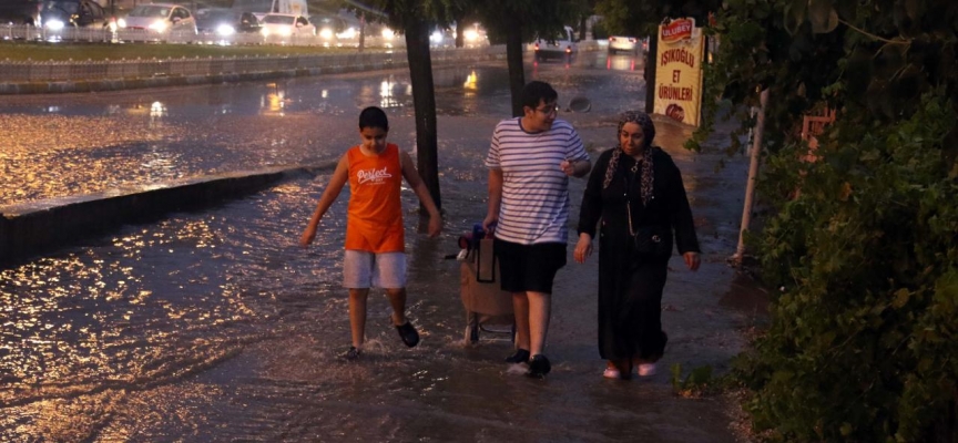 Uşak'ta sağanak, cadde ve sokakları su altında bıraktı