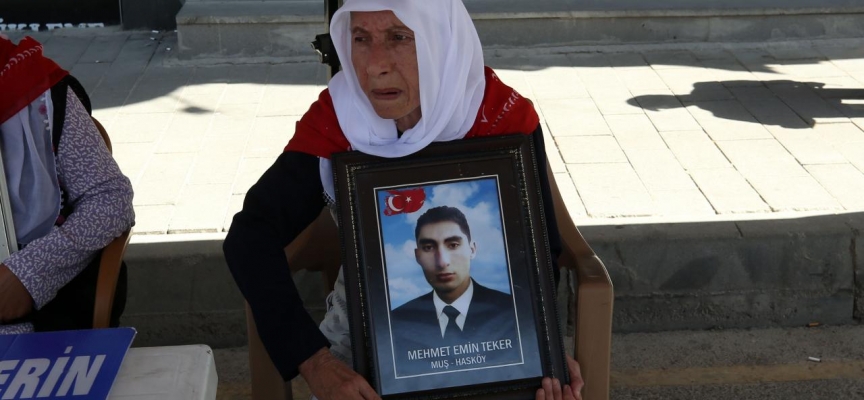 Muş'ta çocukları PKK'lı teröristlerce kaçırılan aileler HDP önündeki eylemlerini sürdürdü