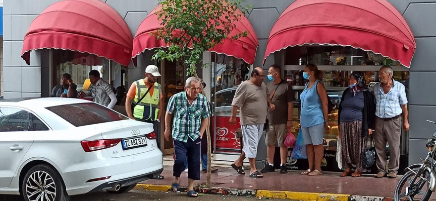 Keşan'da sağanak: Vatandaşlar saçak altlarına sığındı