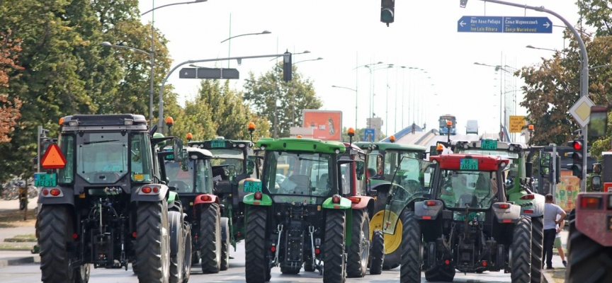 Sırbistanlı çiftçiler traktörlerle iki kavşağı trafiğe kapattı