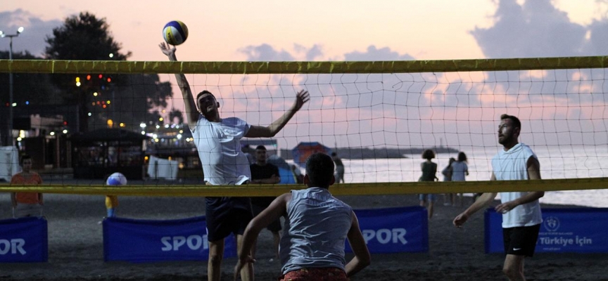 Akçakoca'da plaj voleybolu turnuvası yapıldı