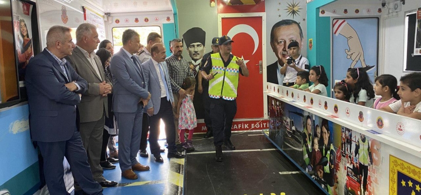 Emniyet kemerinin önemi simülasyon aracıyla anlatıldı