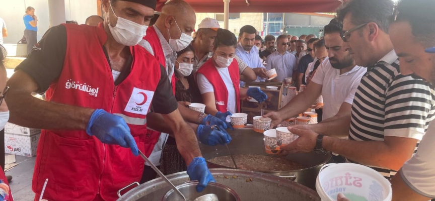 Tunceli ve Erzincan'da vatandaşlara aşure dağıtıldı