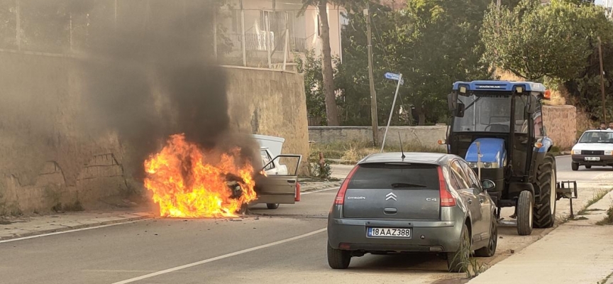 Seyir halindeki otomobil alev alev yandı