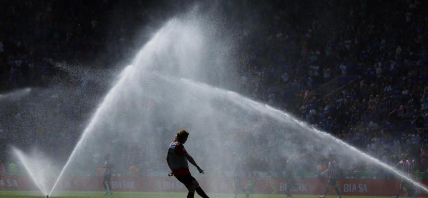 İngiltere'de futbol maçlarında su molası verilecek