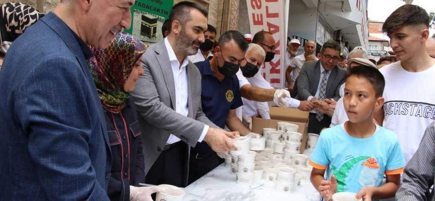 Kırıkkale Belediyesi'nden vatandaşlara aşure ikramı