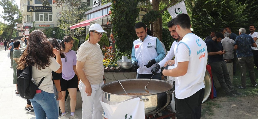 Burdur’da vatandaşlara aşure dağıtıldı