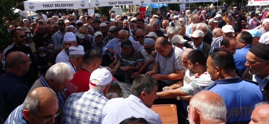 Tokat Belediyesinden 10 bin kişiye aşure ikramı