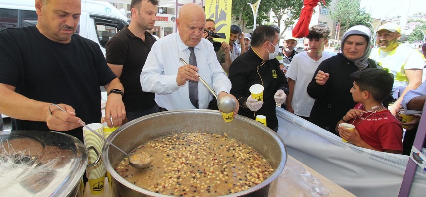 Bayburt Belediyesi vatandaşlara aşure dağıttı