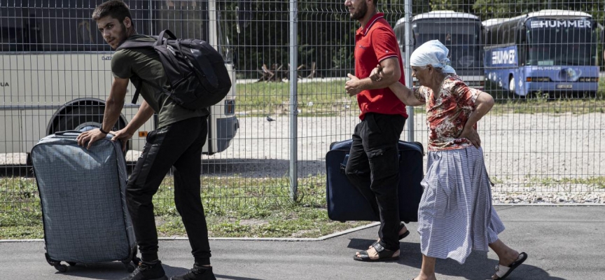 Ukrayna'da yerinden edilen siviller, günler süren yolculuktan sonra kamplara ulaşabiliyor