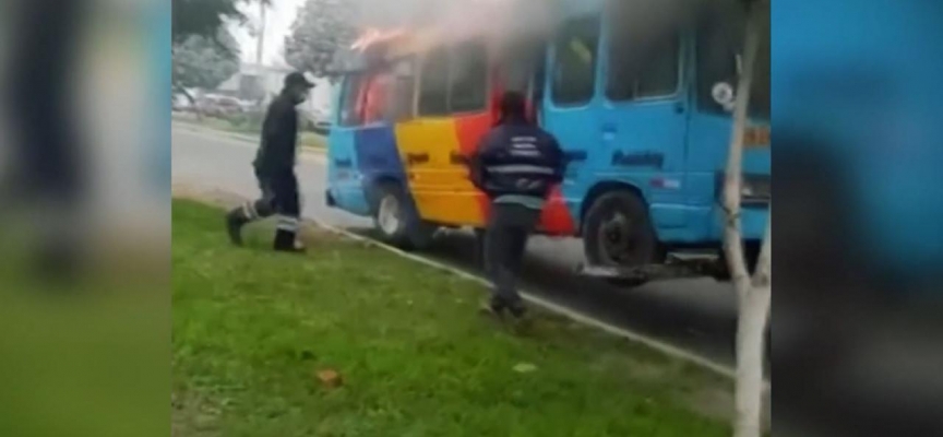 Trafik cezasından kaçan şoför yakalanınca aracını yaktı