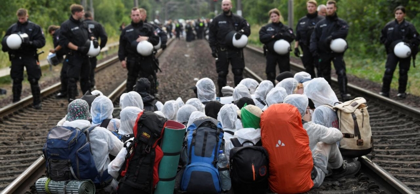 Hamburg'da polis gösteri yapan çevrecilere biber gazı kullandı