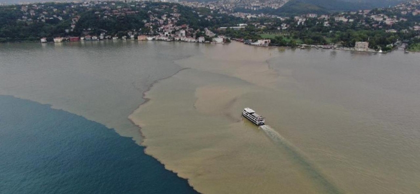 İstanbul Boğazı sağanak sonrası çamura bulandı