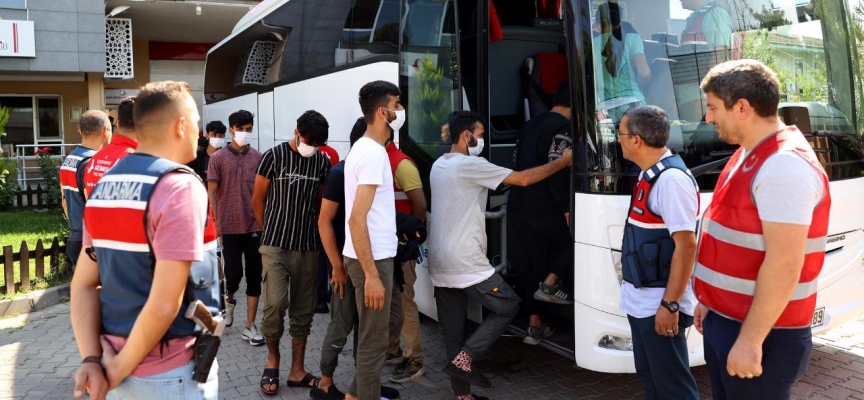 Sınır dışı edilecek 110 Afganistan uyruklu, Edirne'den İstanbul'a gönderildi