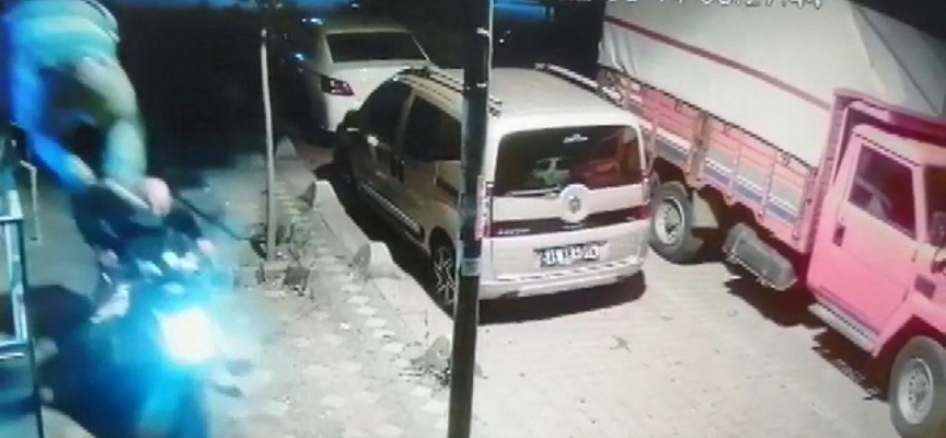 Motosikletini çalmaya çalışan hırsızı uçan tekme ile durdurdu