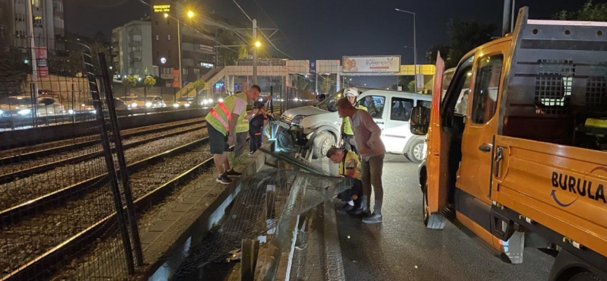 Direksiyon hakimiyetini kaybeden araç Bursaray'ın bariyerine çarptı