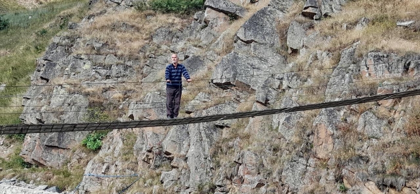 Yol yapma izni alamayınca asma köprü yaptı