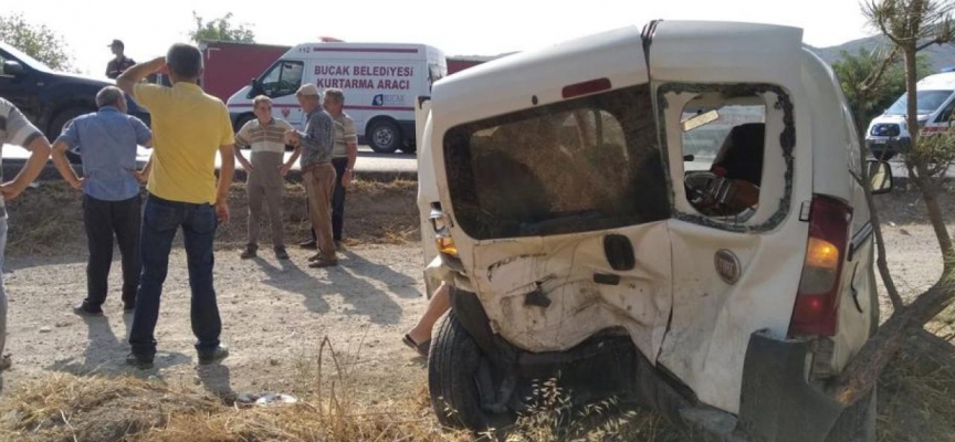 Burdur'da hafif ticari araç otomobille çarpıştı: 4 yaralı