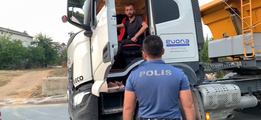 Yolun ortasına çalışır halde park ettiği kamyonda uyuyakaldı