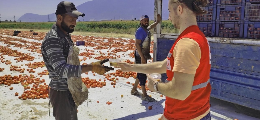 Manisa'da Türk Kızılay ekipleri tarım işçilerine aşure ikram etti