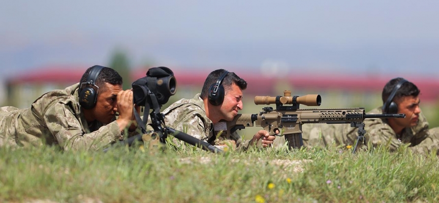 Türk ordusunun keskin nişancıları mesafe tanımıyor