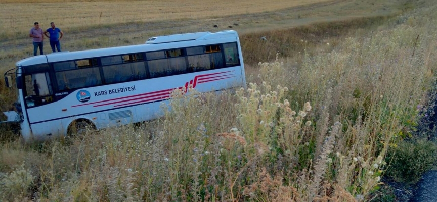 Kars'ta öğrencileri taşıyan midibüs şarampole devrildi: 6 yaralı