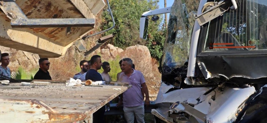 Antalya'da servis midibüsü ile çekici çarpıştı: 27 yaralı