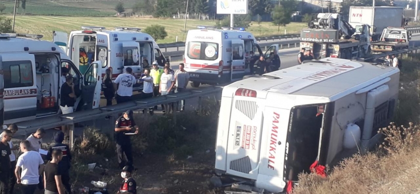 Afyonkarahisar'da yolcu otobüsü devrildi: 1 ölü, 30 yaralı