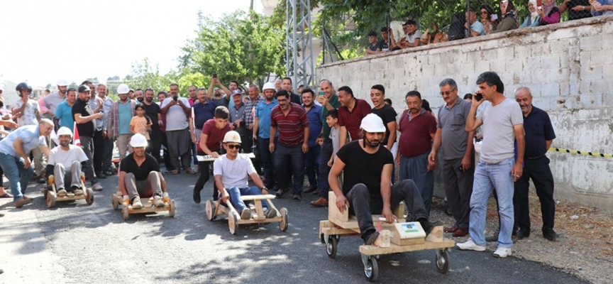 Adana'da el yapımı tahta araçlar yarıştı