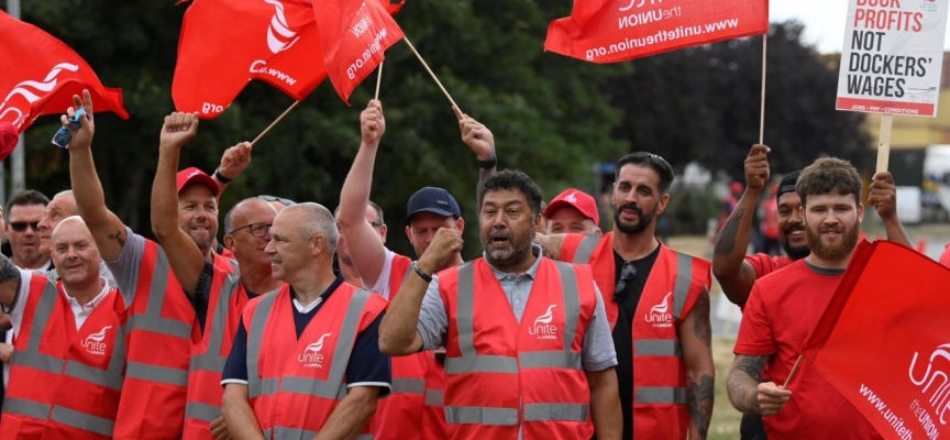 İngiltere'nin en büyük konteyner limanında işçiler greve gitti