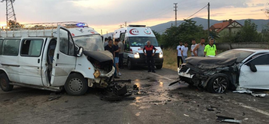 Amasya'da işçi servisi ile otomobil çarpıştı: 20 yaralı