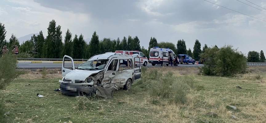 Erzincan'da hafif ticari araç ile cip çarpıştı: 7 yaralı