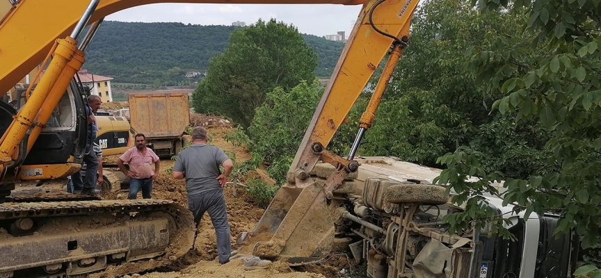 Kocaeli'de kamyon devrildi, sürücü altında kaldı