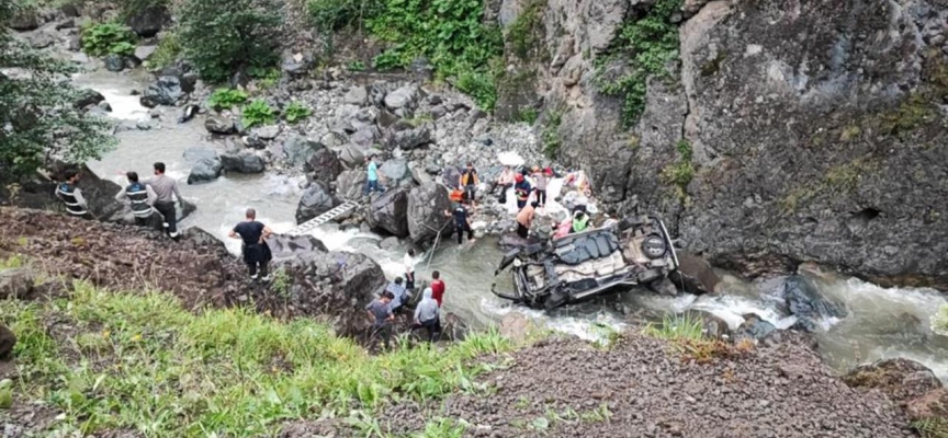 Trabzon'da bir araç dereye yuvarlandı: 6 yaralı