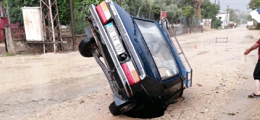 Osmaniye'de yol çöktü: Tır ve otomobil çukura düştü