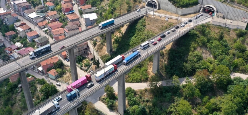 Anadolu Otoyolu'nda trafik kazası ulaşımı aksattı