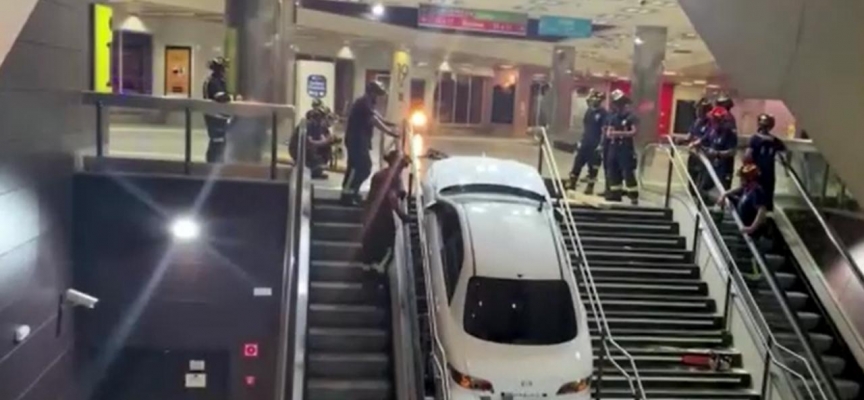 Çaldığı otomobille metro istasyonu merdivenlerine sıkıştı