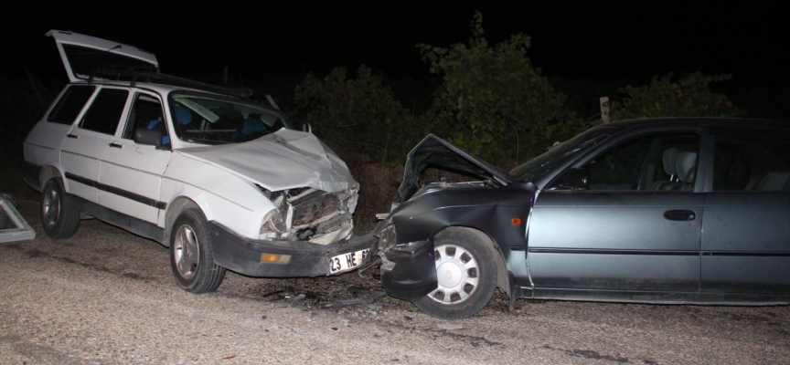 Elazığ’da iki otomobil kafa kafaya çarpıştı: 5 yaralı