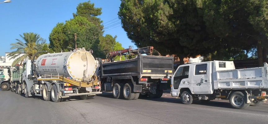 Belediye çalışanları iş araçlarıyla Meclis’e giden yolu kapadı