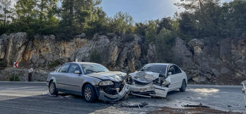 Antalya'da iki otomobil çarpıştı: 6 yaralı