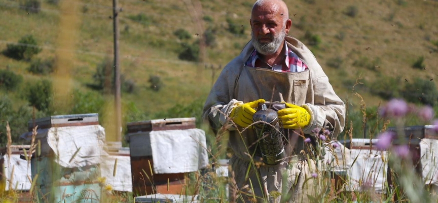 Görme engeline rağmen 37 yıldır arıcılık yapıyor