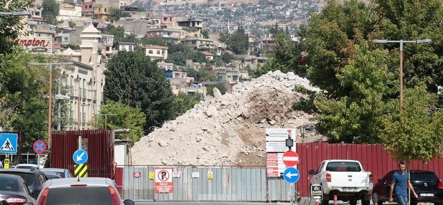 'Dünyanın en saçma binası'nın enkazı dert oldu