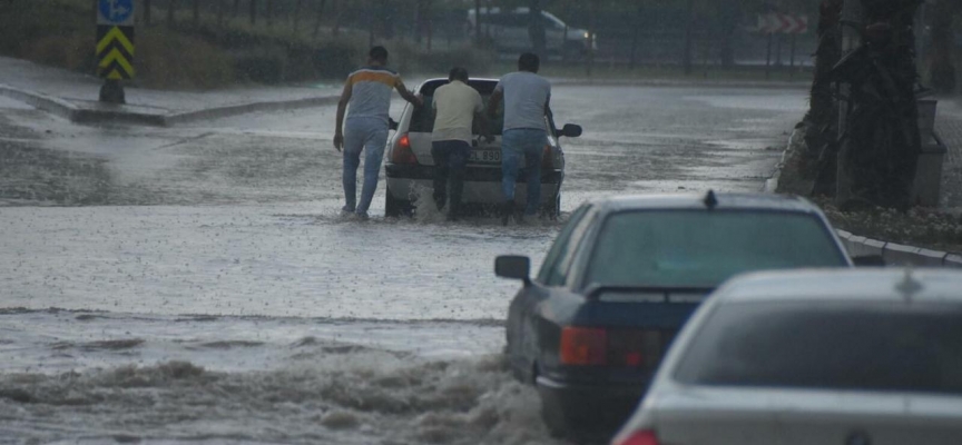 İzmir'de sağanak: Yollar göle döndü, trafik aksadı