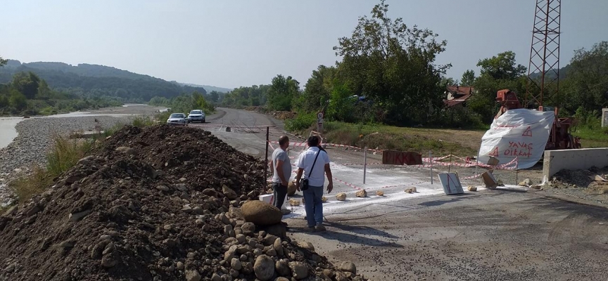 Zonguldak'ta bir kişi arsasından geçen yolu trafiğe kapattı